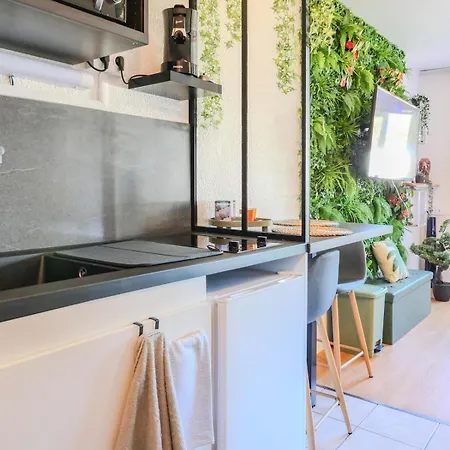 Jungleroom Vegetal And Romantic, Parking Carquefou