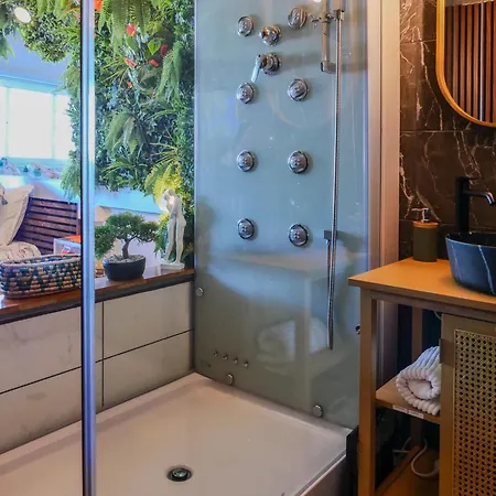 Jungleroom Vegetal And Romantic, Parking