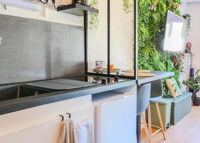 Jungleroom Vegetal And Romantic, Parking Carquefou